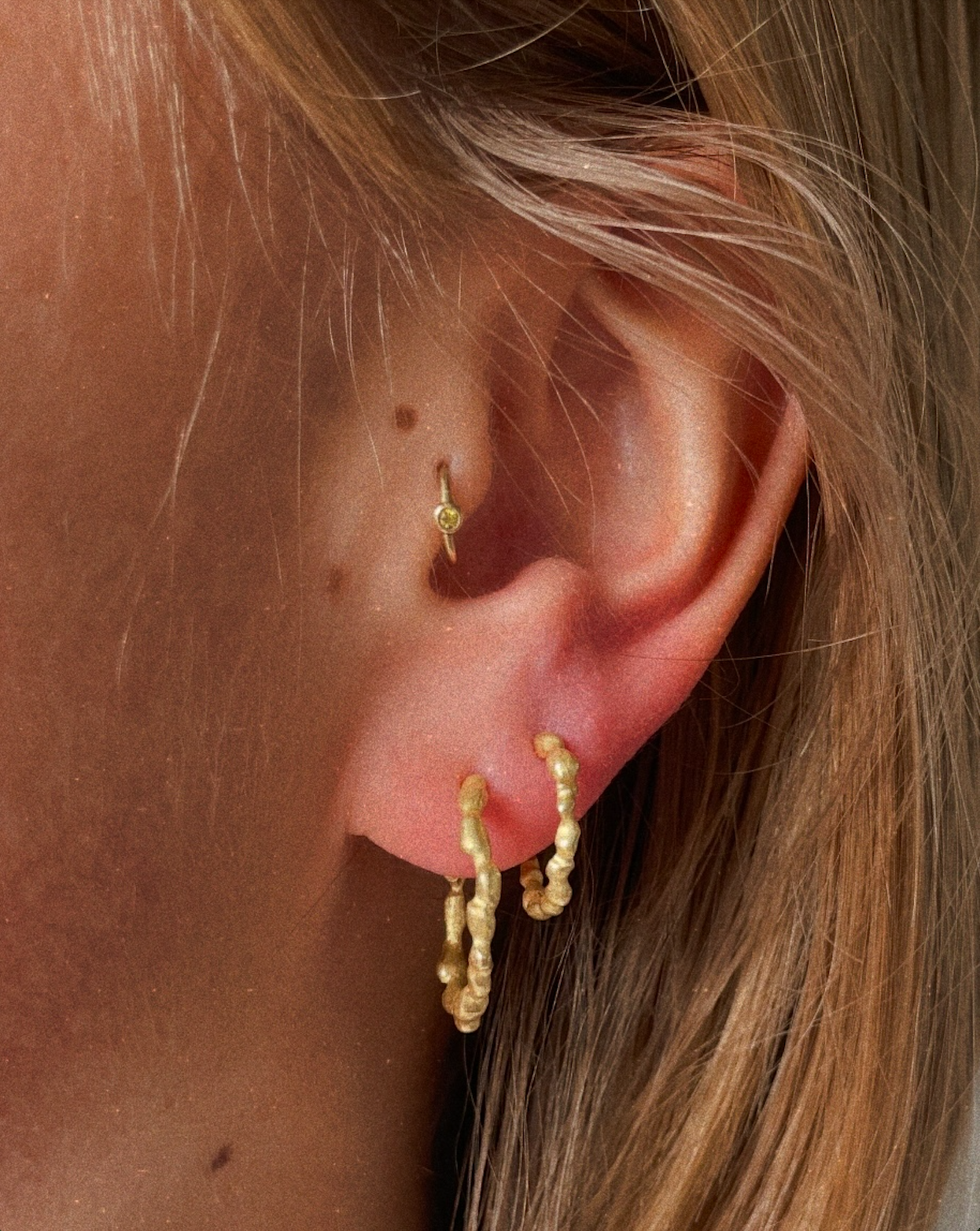 Trail Medium Gold Hoop